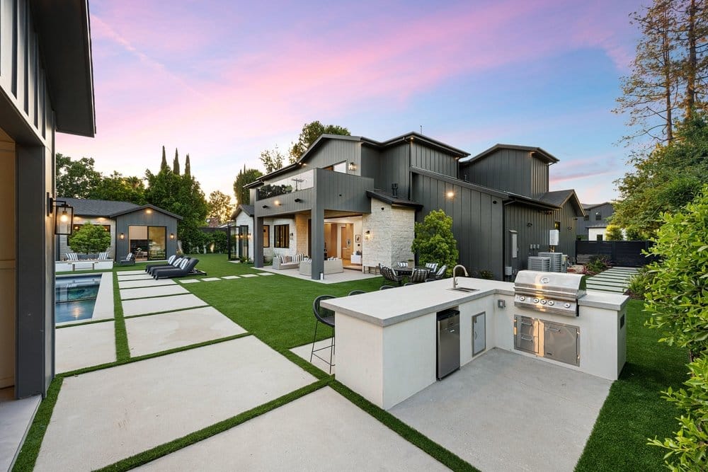 Modern,Backyard,With,Outdoor,Kitchen,,Swimming,Pool,,And,Lounge,Area