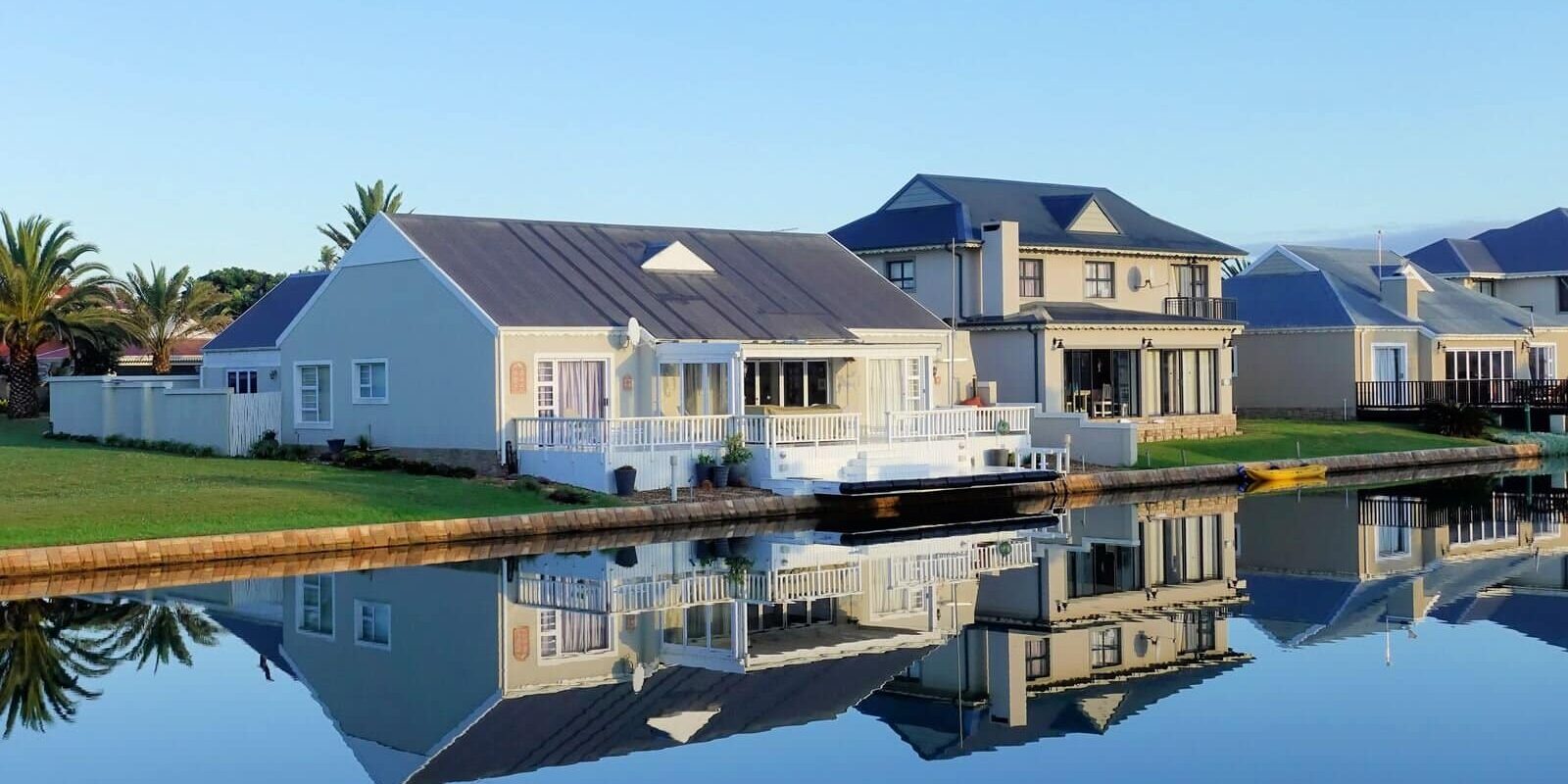 Canal-front homes with docks — Huntington Harbour waterfront lifestyle Canal-front homes with docks — Huntington Harbour waterfront lifestyle